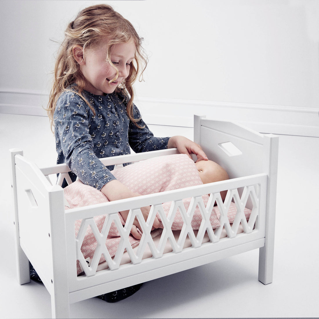 cam-cam-copenhagen-dolls-bed-harlequin-rose- (5)