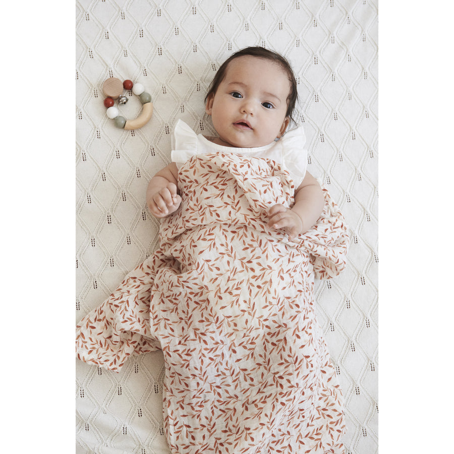 cam-cam-copenhagen-gift-box-w-printed-swaddle-and-peacock-rattle-caramel-leaves- (2)