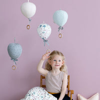 cam-cam-copenhagen-music-mobile-balloon-with-maple-wood-ring-pressed-leaves-blue- (9)