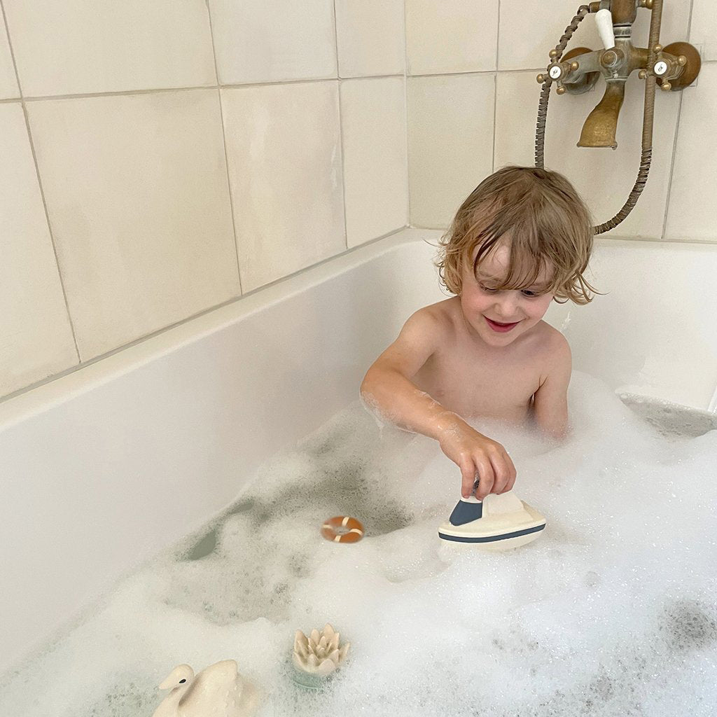 cam-cam-copenhagen-sailboat-bath-toy (3)