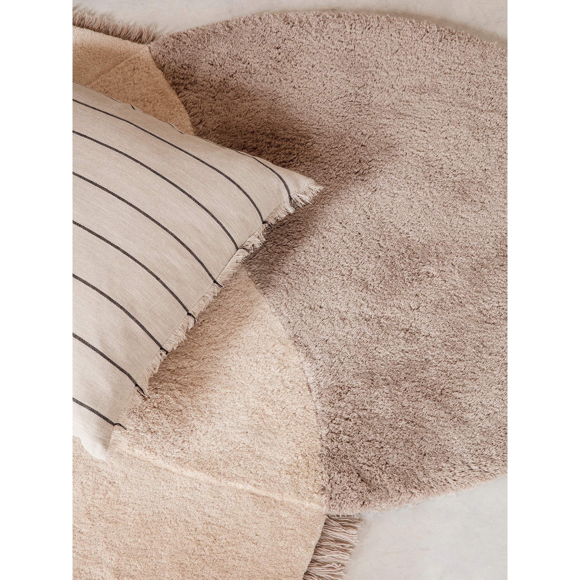 ferm-living-calm-cushion-large-camel-black-ferm-1102842853- (4)