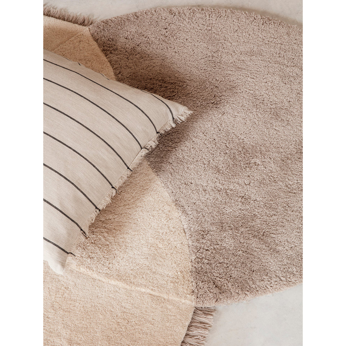 ferm-living-calm-cushion-large-camel-black-ferm-1102842853- (4)