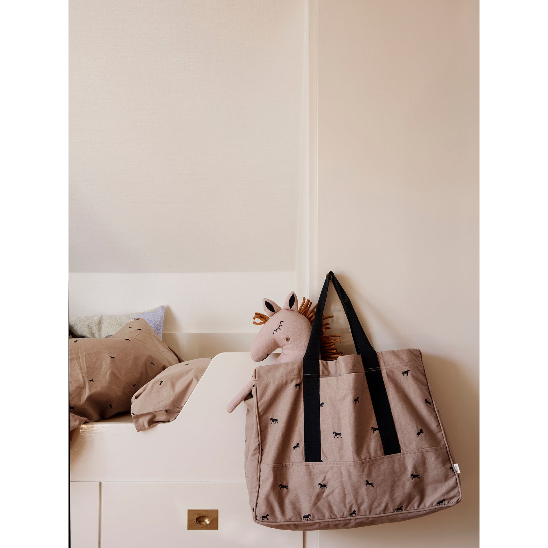 ferm-living-safari-cushion-horse-dusty-rose-ferm-100529303- (3)