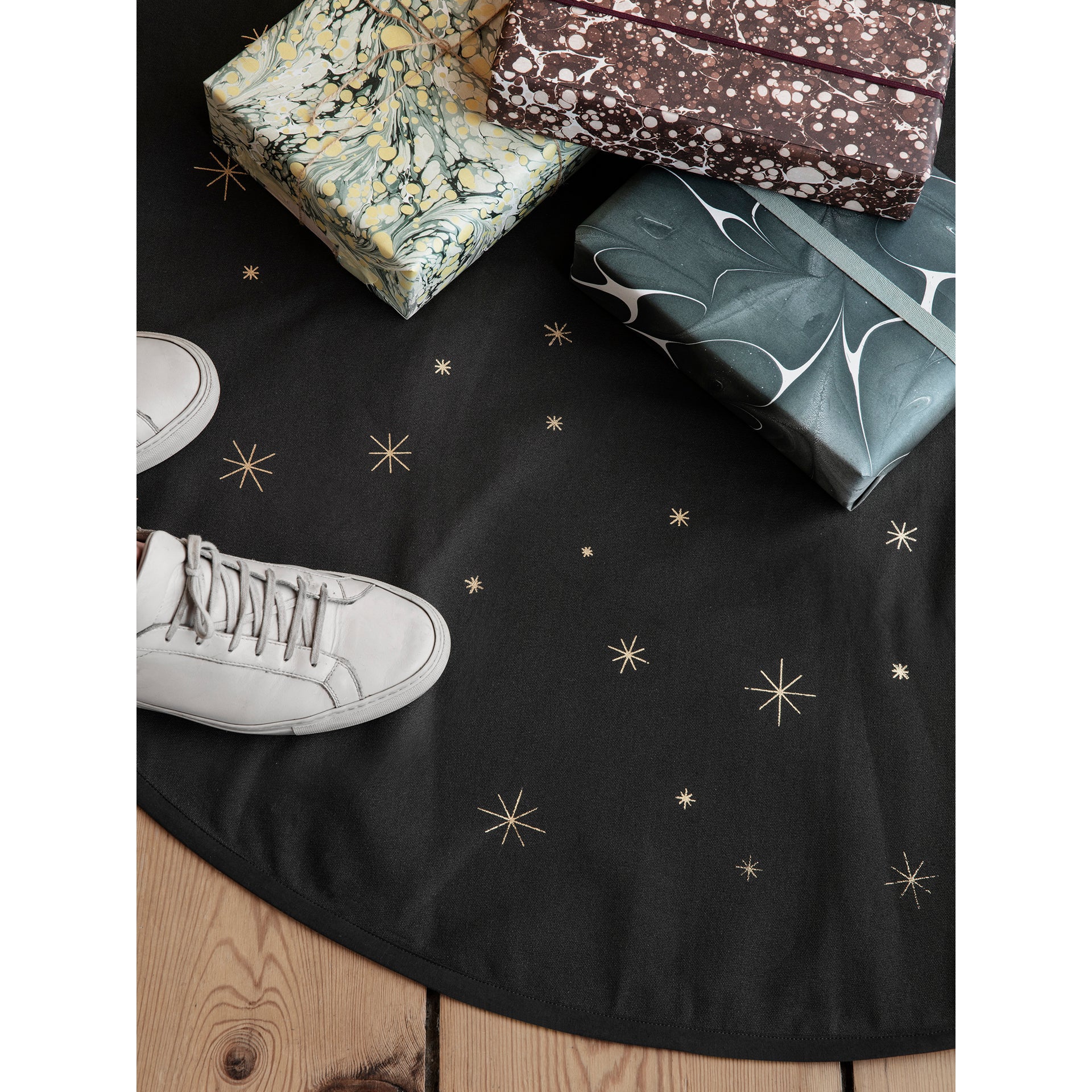 ferm-living-star-christmas-tree-blanket-dark-green-dull-gold-ferm-100515408- (2)