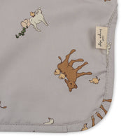 konges-sløjd-comea-big-bib-farm-blue-kong-w22ks1022-fb- (3)