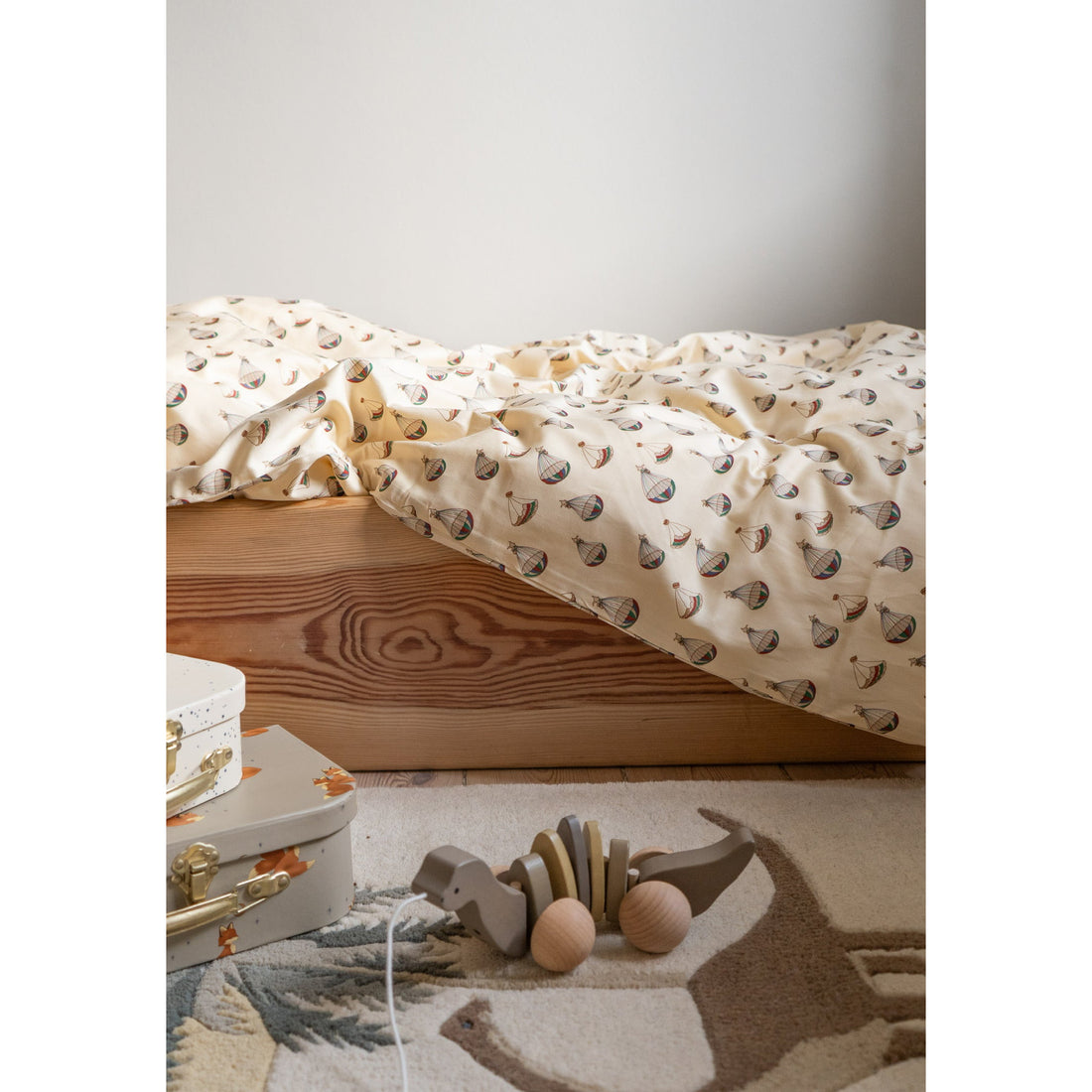 konges-slojd-junior-bedding-gots-140x100-leviter-extraordinaire-kong-ss23ks3927-l