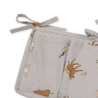 konges-sløjd-quiltet-bed-pockets-farm-blue-kong-w22ks1039-fb- (2)
