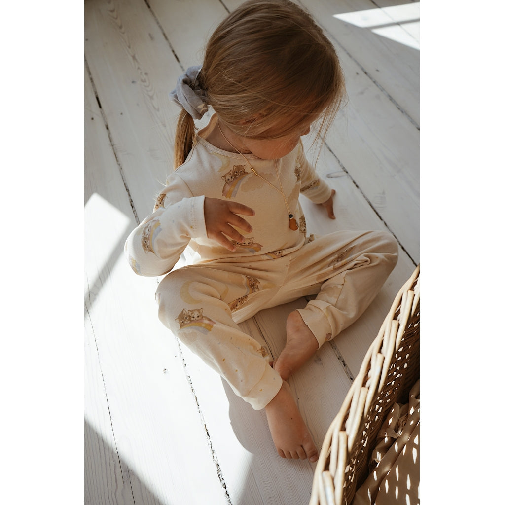 konges-sløjd-sleepy-pajama-rainbow-kitty-kong-s22ks3079-rk-2y- (2)