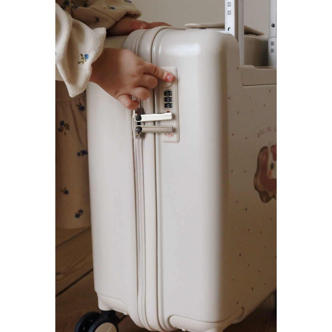 konges-slojd-travel-suitcase-arc-en-ciel-kong-ss23ks4446-aec