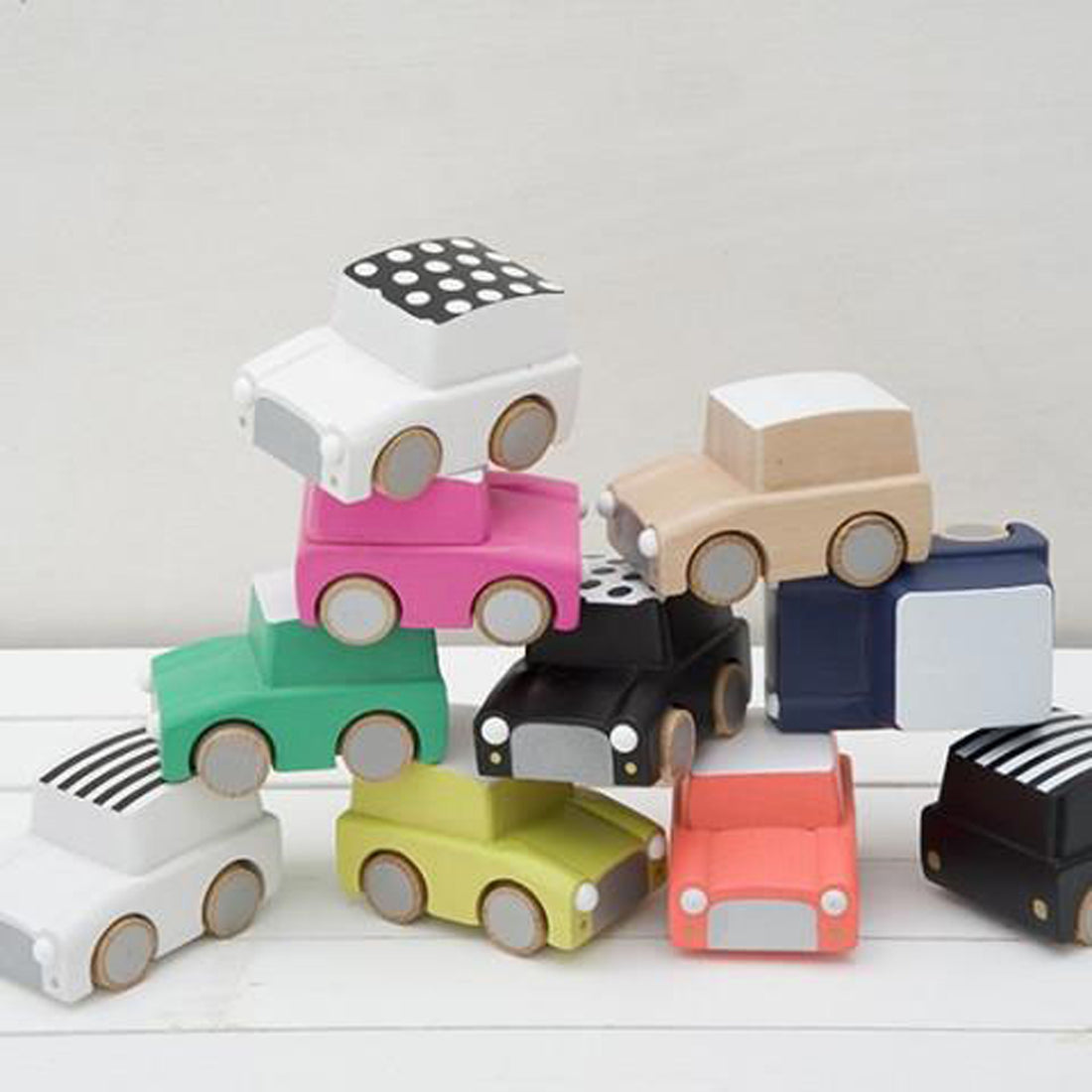 kukkia-kuruma-classic-wooden-wind-up-car-green- (4)