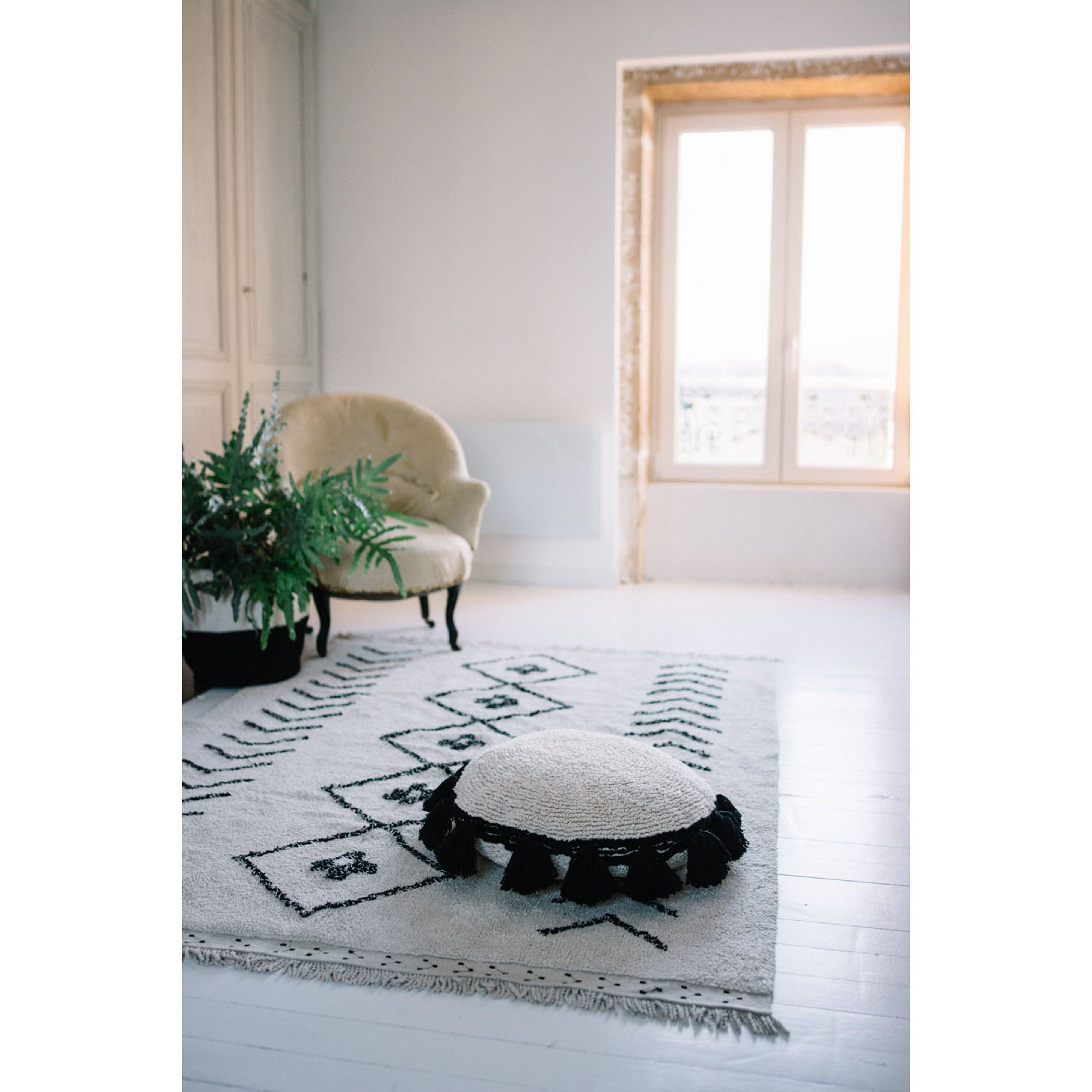 lorena-canals-circle-black-machine-washable-cushion- (4)