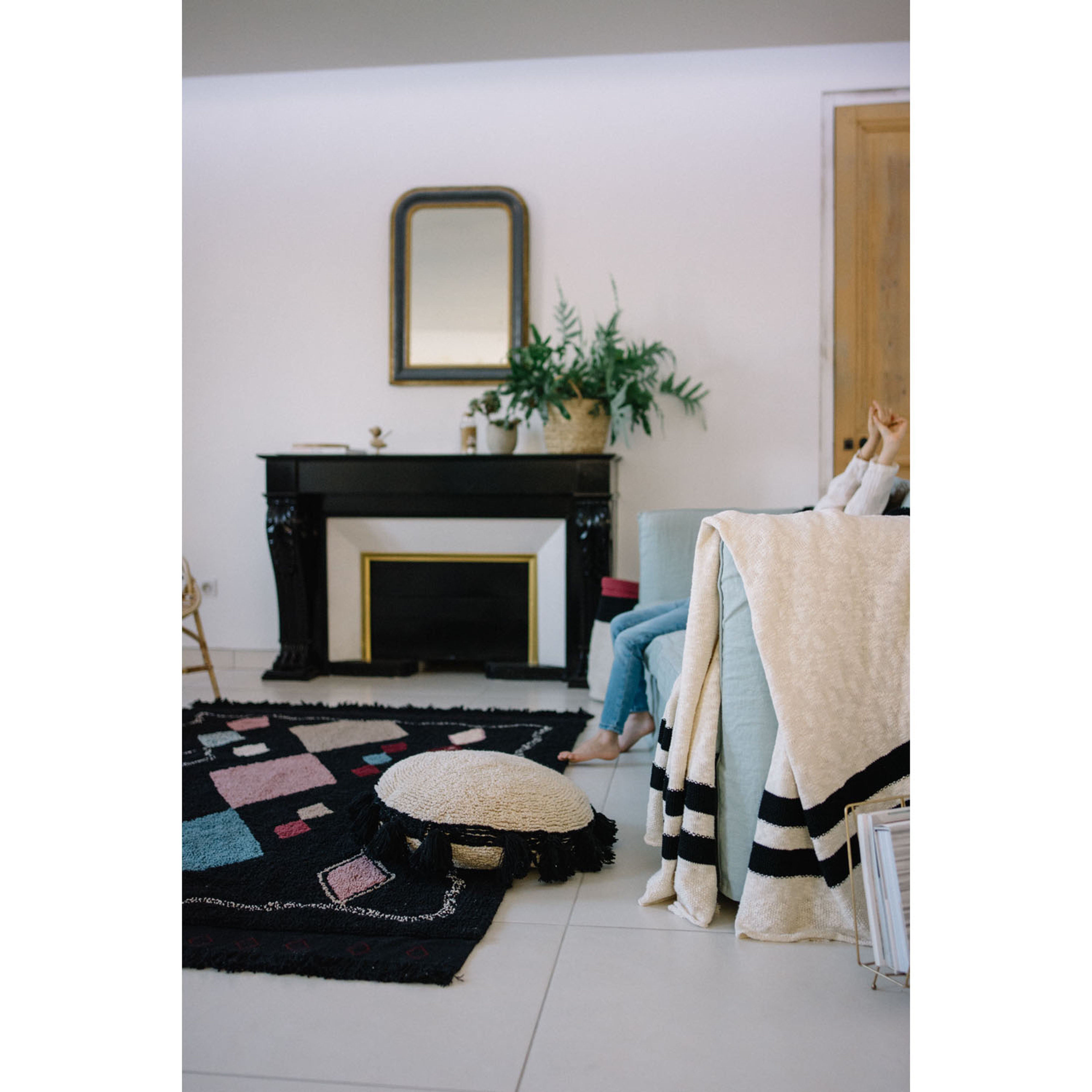 lorena-canals-circle-black-machine-washable-cushion- (5)