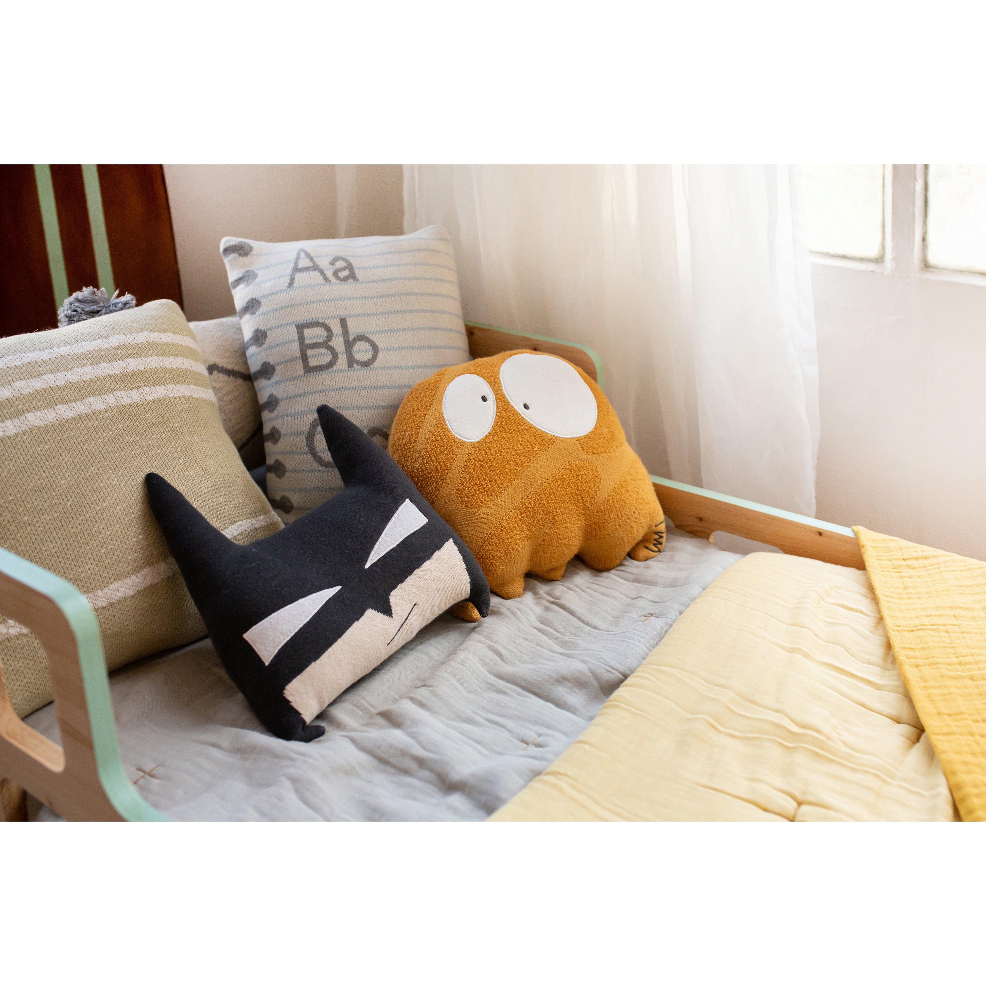 lorena-canals-ghosty-machine-washable-knitted-cushion- (6)