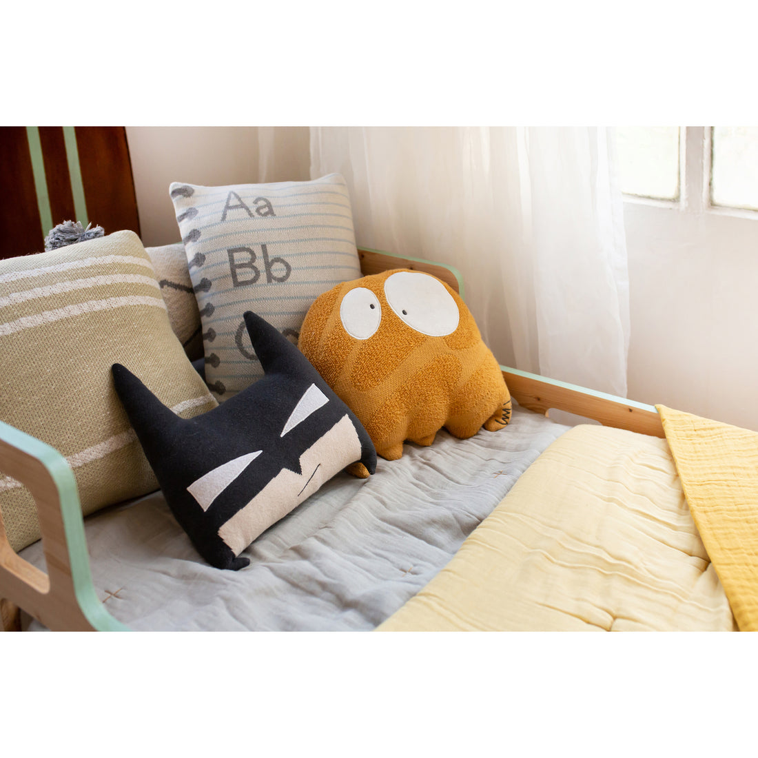 lorena-canals-ghosty-machine-washable-knitted-cushion- (6)