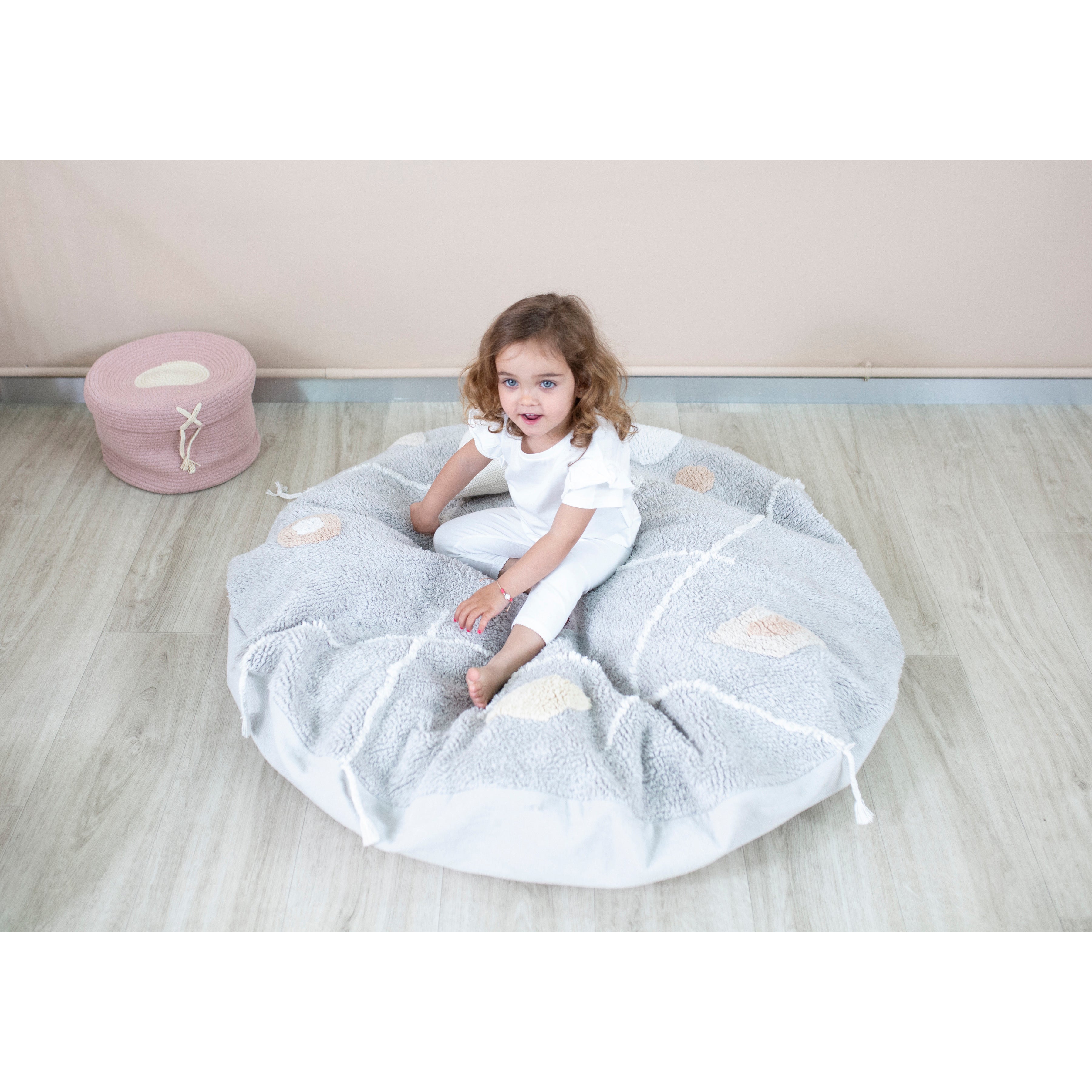 lorena-canals-pyjama-party-sleepover-lou-machine-washable-rug-&-pouffe- (13)