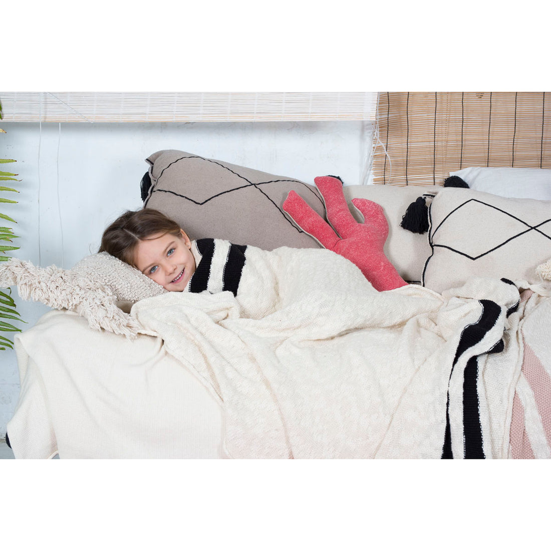 lorena-canals-stripes-natural-black-knitted-blanket- (5)