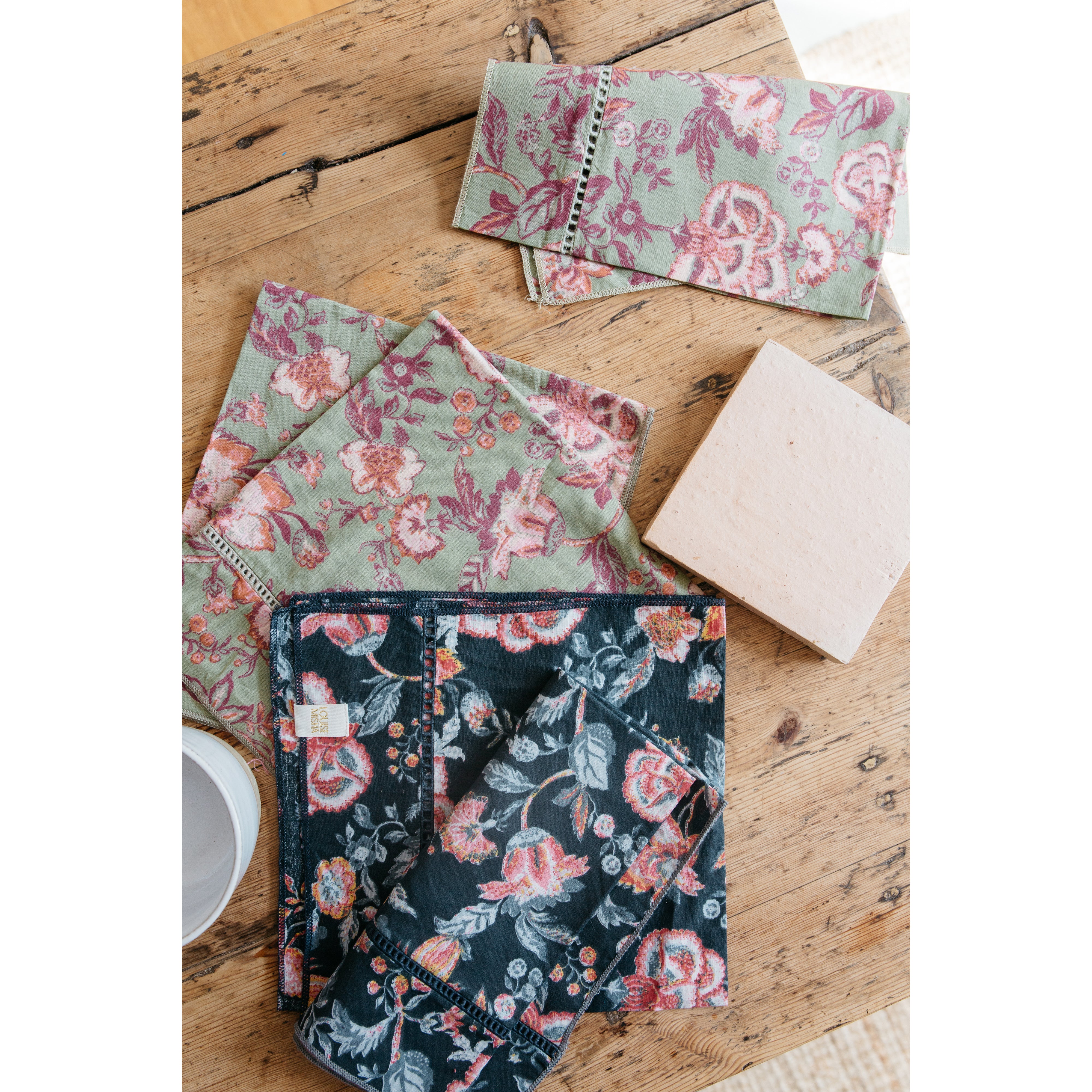 louise-misha-table-napkin-carlotta-charcoal-tpical-loon-mish-w22t0424-khaki-os- (11)