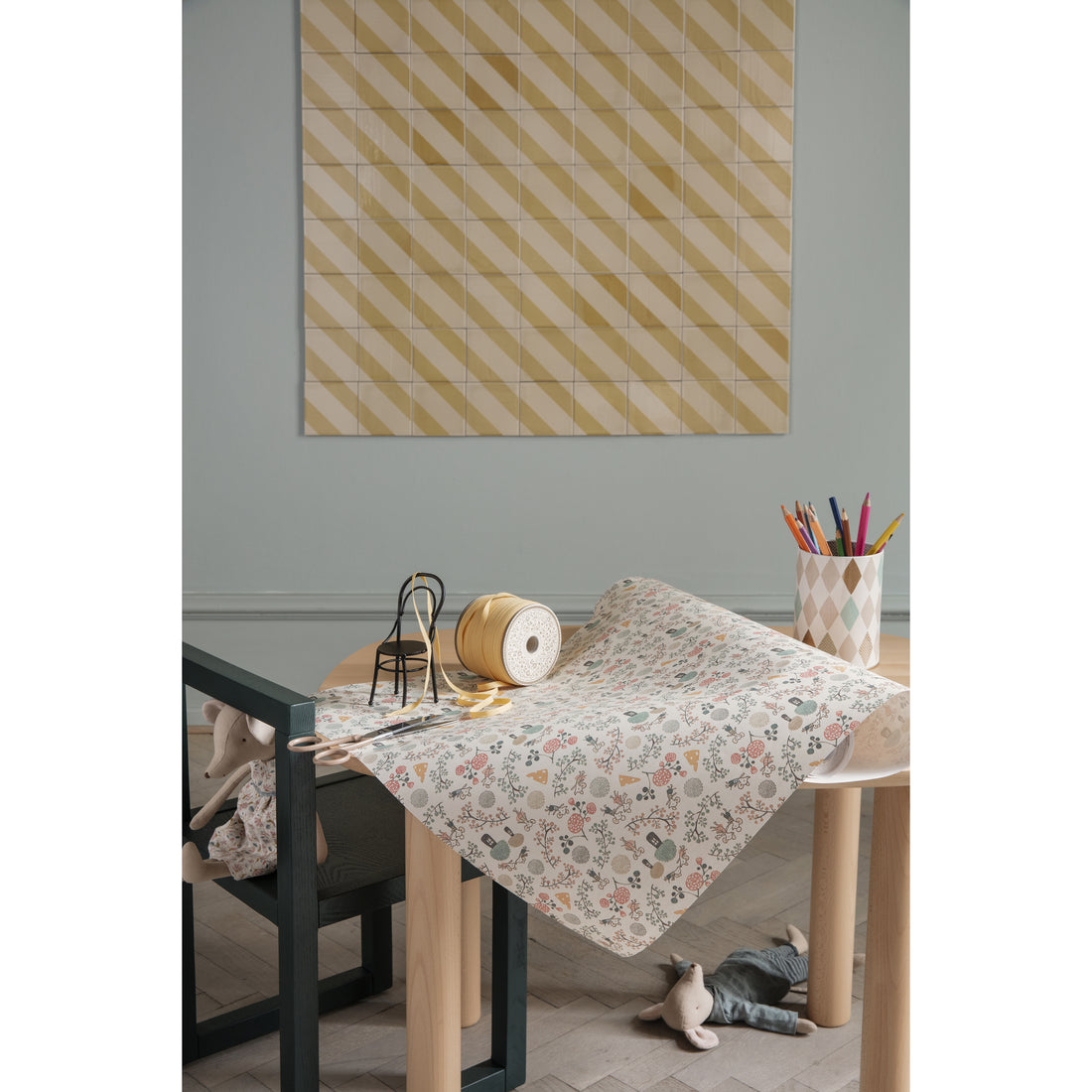 maileg-dining-table-set-with-2-chairs- (7)