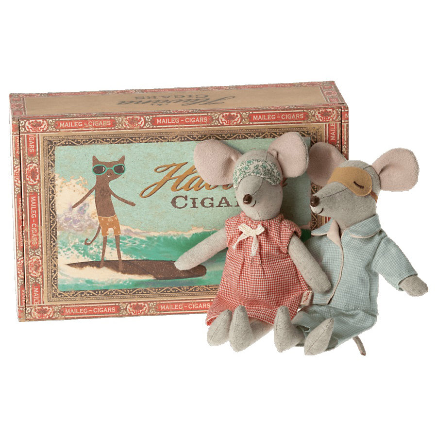 maileg-mum-and-dad-mice-in-cigarbox-mail-17230101- (1)