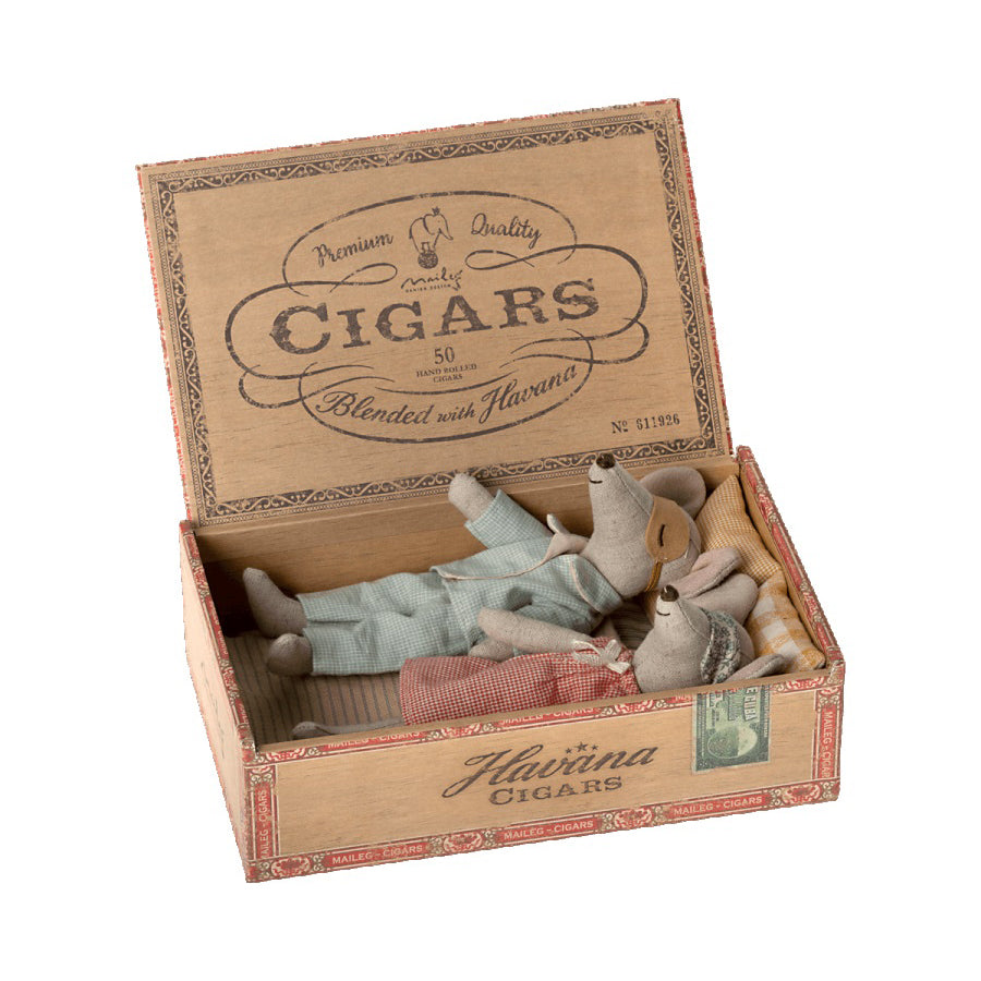 maileg-mum-and-dad-mice-in-cigarbox-mail-17230101- (3)