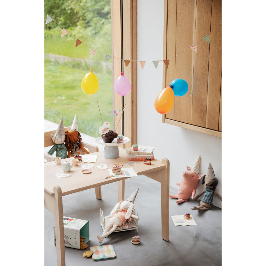 maileg-suitcase-with-cakes-&-tableware-for-2- (3)