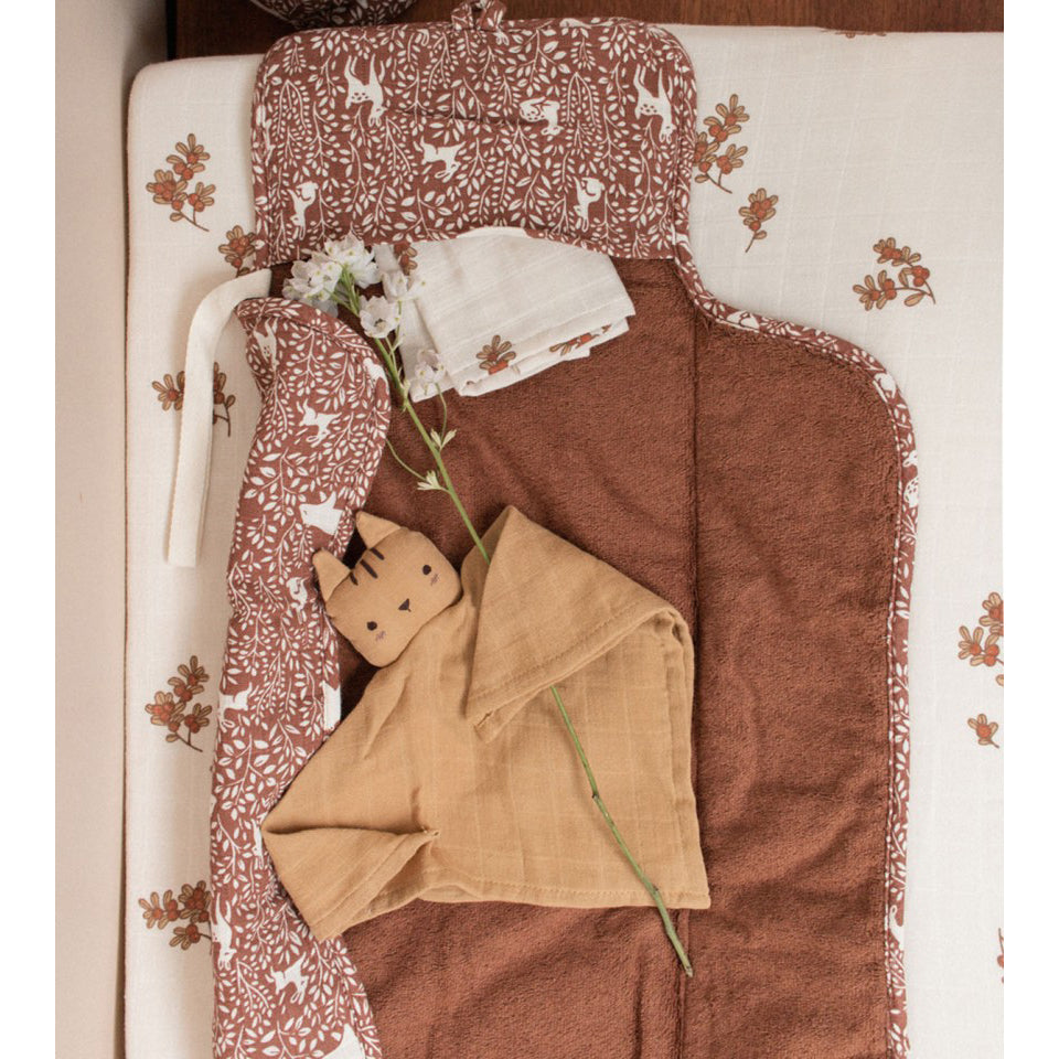 main-sauvage-changing-pad-woodland-print-48x70cm-main-cpwooos- (2)