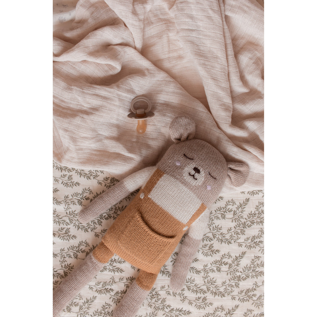 main-sauvage-knit-toy-big-teddy-mustard-overalls-main-stbtemust- (1)