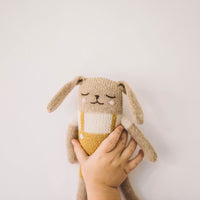 main-sauvage-knit-toy-bunny-ochre-overalls-main-stbunmust- (3)