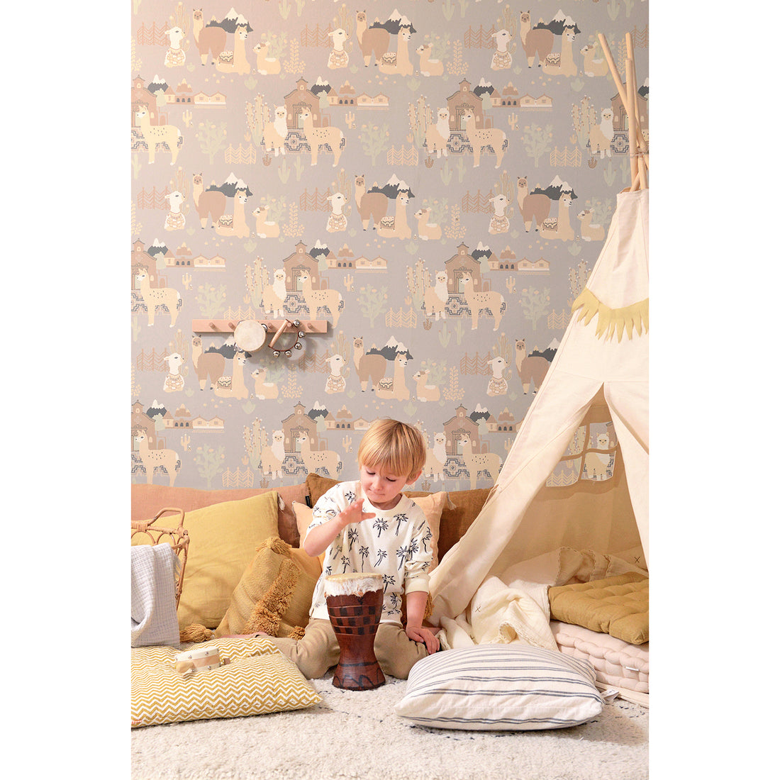 majvillan-wallpaper-lama-village-soft-grey-majv-143-01- (5)