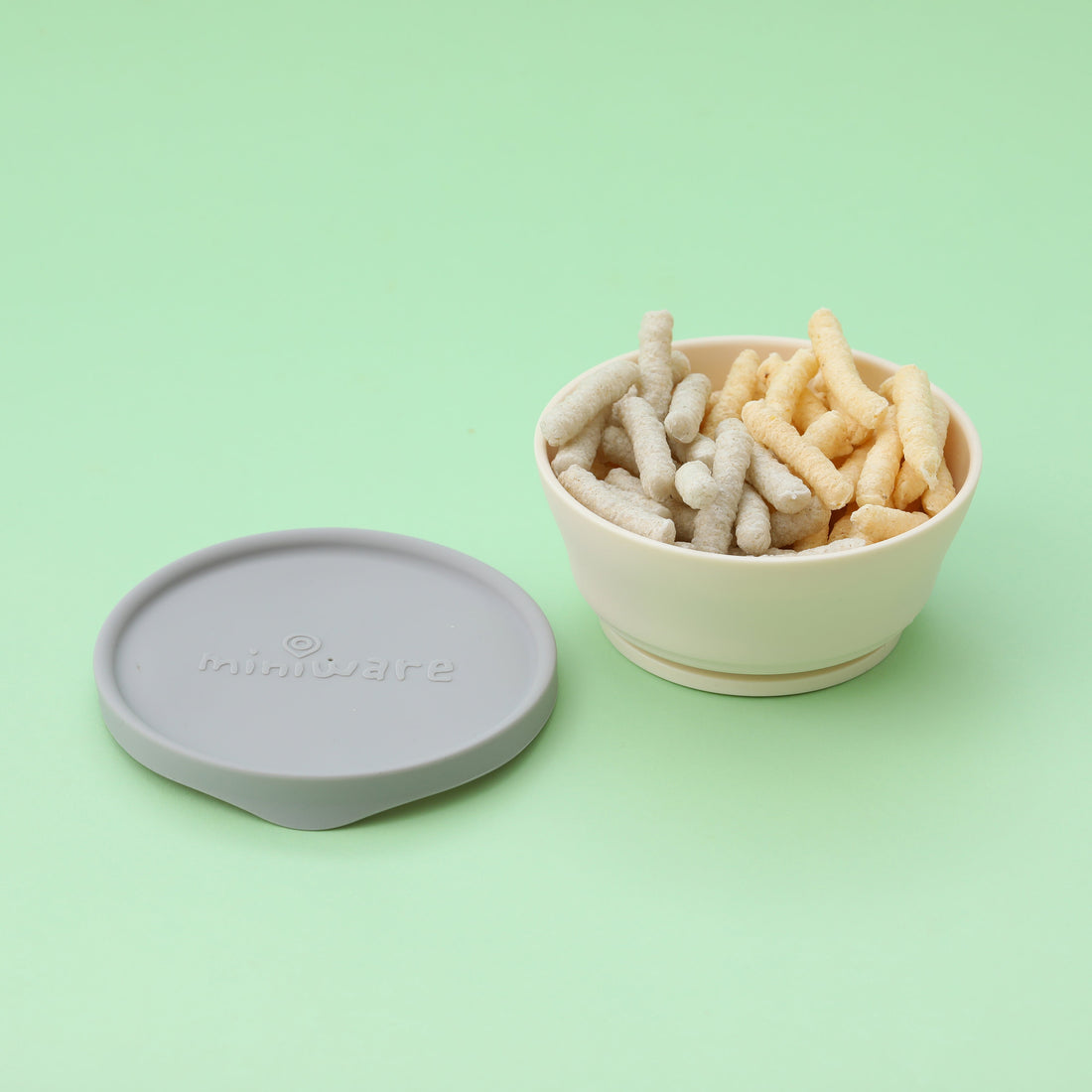 miniware-first-bite-set-pla-cereal-suction-bowl-vanilla-+-silicone-spoon-and-cover-in-cotton-grey- (13)