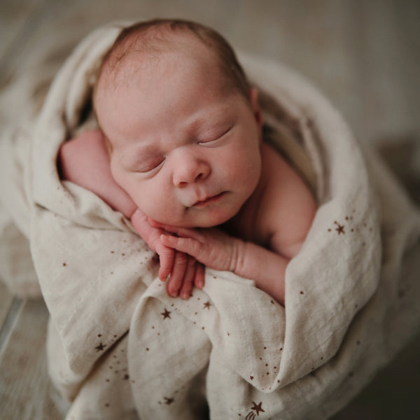 mushie-muslin-swaddle-blanket-organic-cotton-falling-stars-mush-2200245- (3)