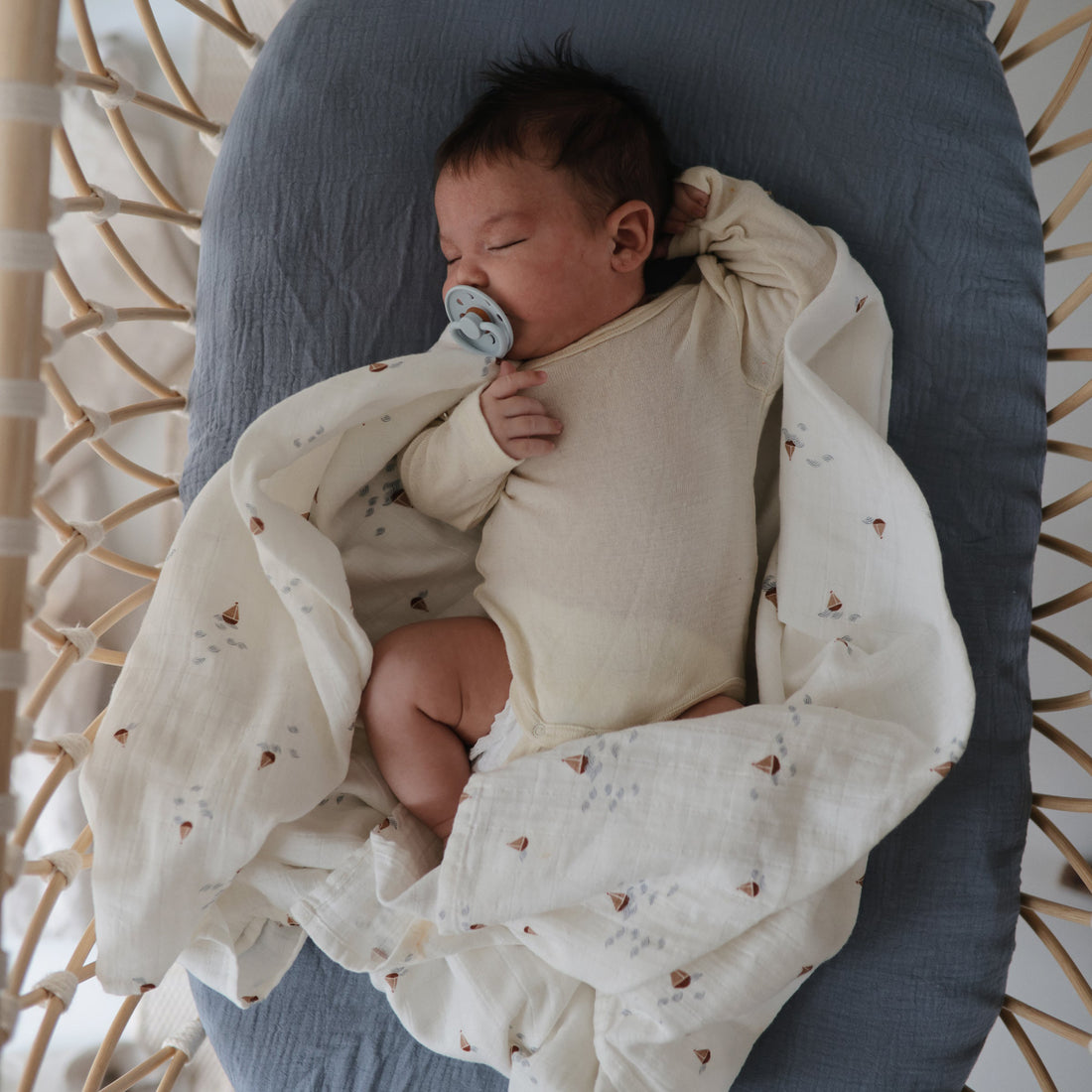 mushie-organic-cotton-muslin-swaddle-blanket-boats-mush-2200443- (4)