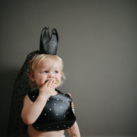 mushie-silicone-baby-bib-black-numbers-mush-2500016- (2)