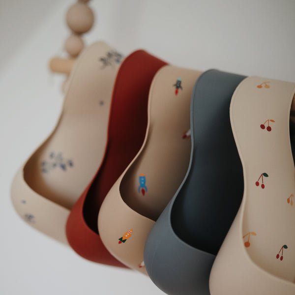 mushie-silicone-baby-bib-cherries-mush-2500033- (5)