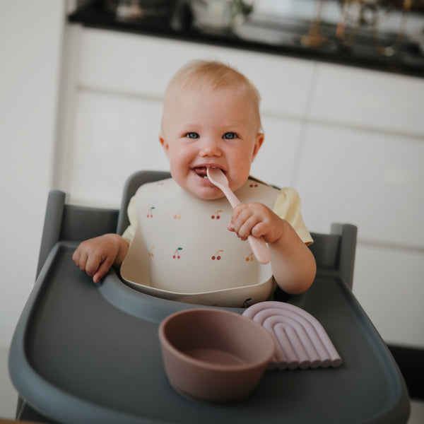 mushie-silicone-baby-bib-cherries-mush-2500033- (2)