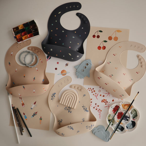 mushie-silicone-baby-bib-planets-mush-2500145- (3)