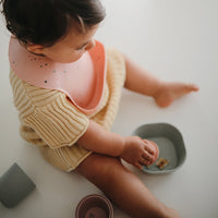 mushie-silicone-baby-bib-powder-pink-confetti-mush-2500249- (3)