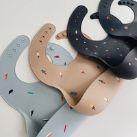mushie-silicone-baby-bib-retro-cars-mush-2500154- (3)