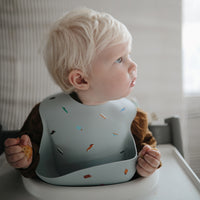 mushie-silicone-baby-bib-retro-cars-mush-2500154- (2)