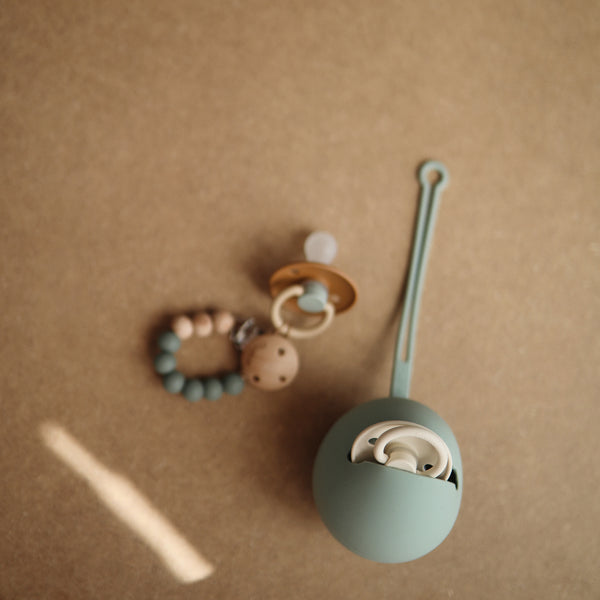 mushie-silicone-pacifier-holder-case-cambridge-blue-mush-2255031- (4)