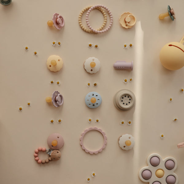 mushie-silicone-pearl-teether-bracelets-linen-peony-pale-pink-mush-2570325- (4)