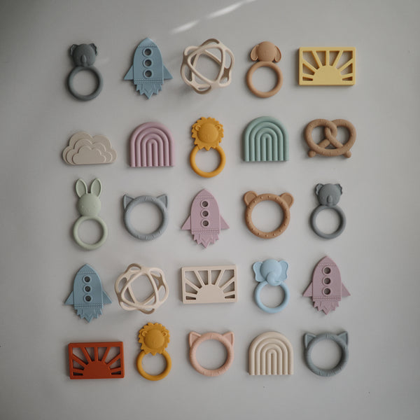 mushie-teether-rainbow-cambridge-blue-mush-2560268- (3)