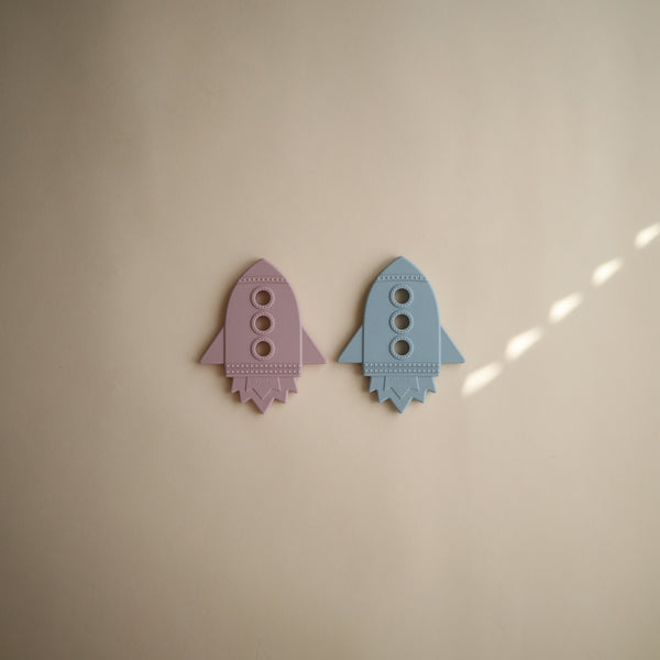 mushie-teether-rocket-soft-lilac-mush-2560456- (4)