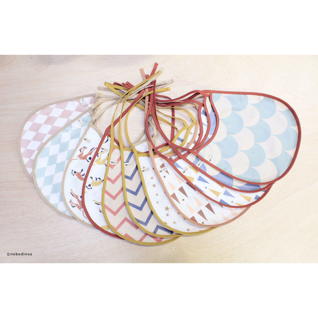 nobodinoz-bib-oil-cloth-zigzag-blue- (2)