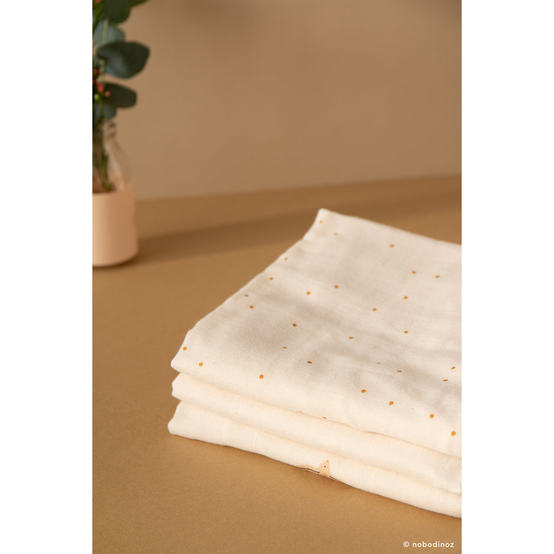 nobodinoz-butterfly-swaddle-honey-sweet-dots-natural- (12)