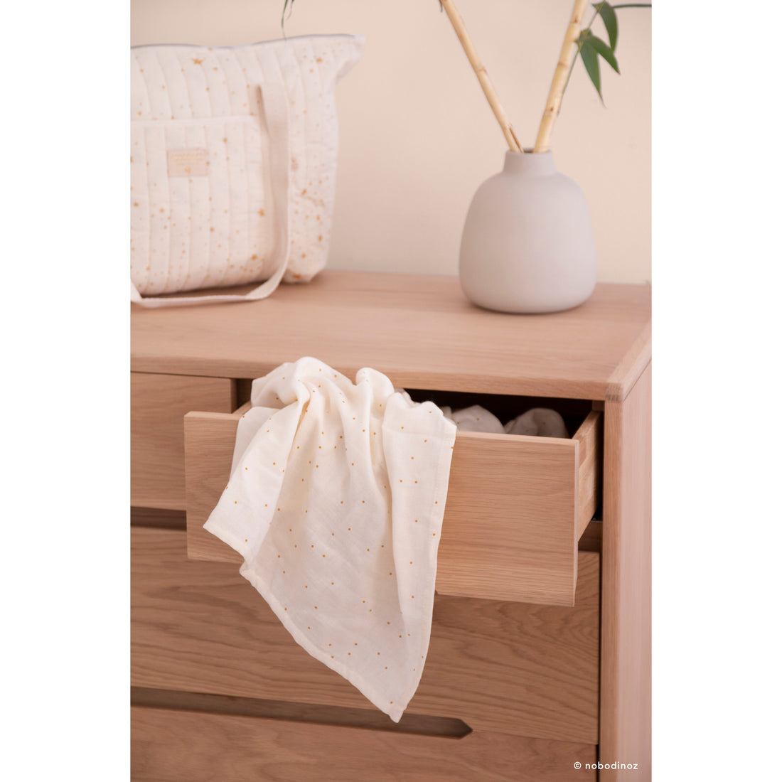 nobodinoz-butterfly-swaddle-honey-sweet-dots-natural- (8)