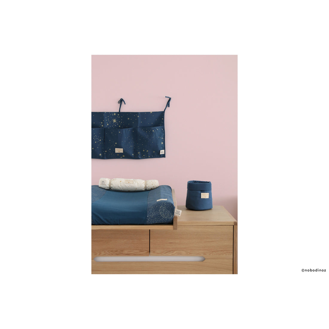 nobodinoz-changing-pad-nomad-gold-bubble-night-blue- (11)