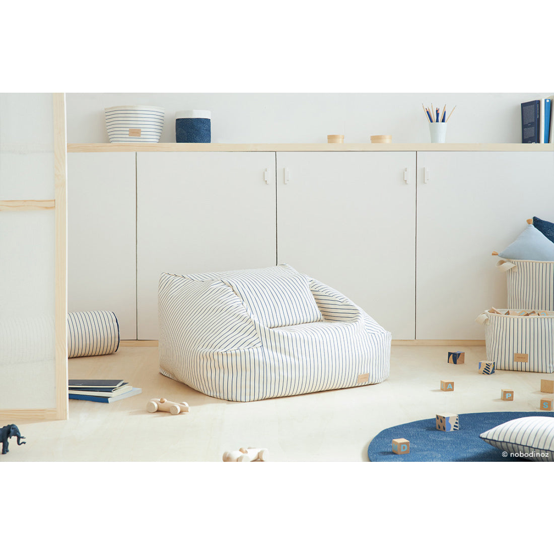 nobodinoz-chelsea-twill-beanbag-blue-thin-stripes-natural-nobo-4922342- (5)