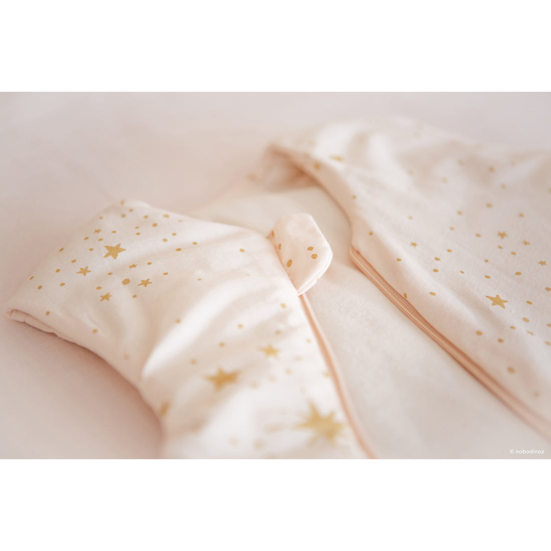nobodinoz-cocoon-mid-season-sleeping-bag-gold-stella-dream-pink- (4)