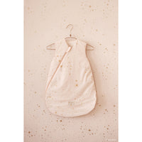 nobodinoz-cocoon-mid-season-sleeping-bag-gold-stella-dream-pink- (5)